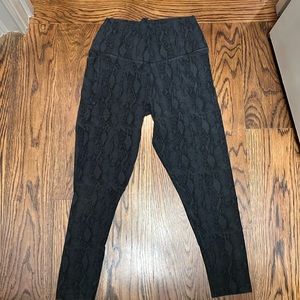 Women’s TASC 7/8 Snake Print, Pocket Leggings, size Medium